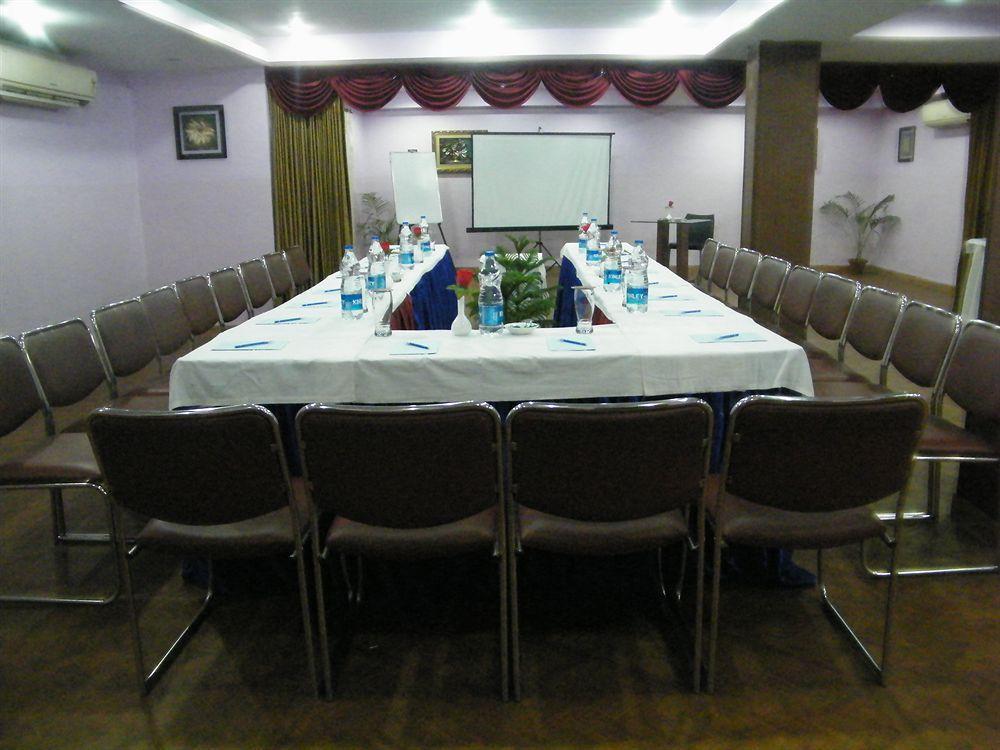 Hotel Crestwood Kolkata Exterior photo